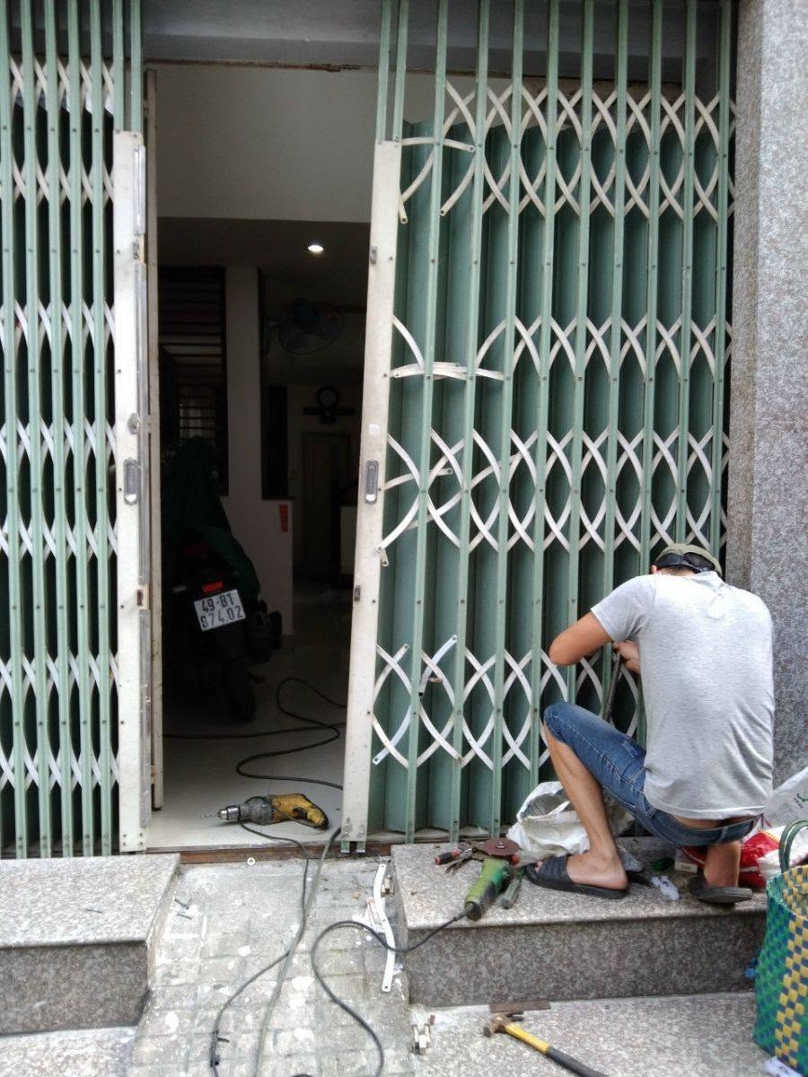 Sửa cửa sắt kéo, xếp,... tại Hà Nội – Xử lý cổng xệ, lệch, gãy bản lề tận nơi