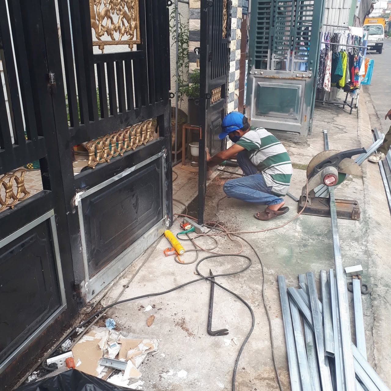 Sửa cửa sắt giá rẻ tới trong 15p có bảo hành tại Tây Hồ, Hà Nội - Gọi ngay 096.466.1248