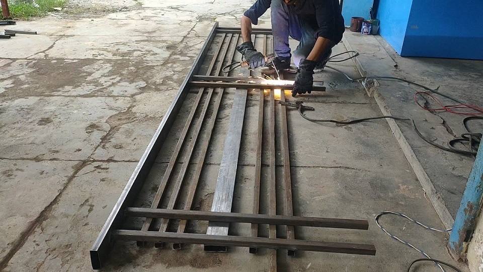 Sửa ban công hành lang sắt tại Hà Nội – Hàn gia cố vị trí xuống cấp